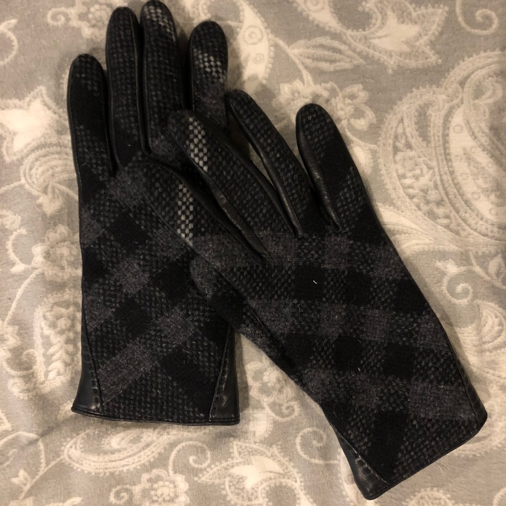 Size 7 woman’s Burberry gloves